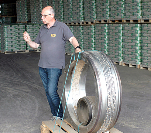 Ein Mann in Jeans und dunkelblauen Polohemd hält einen Vortrag